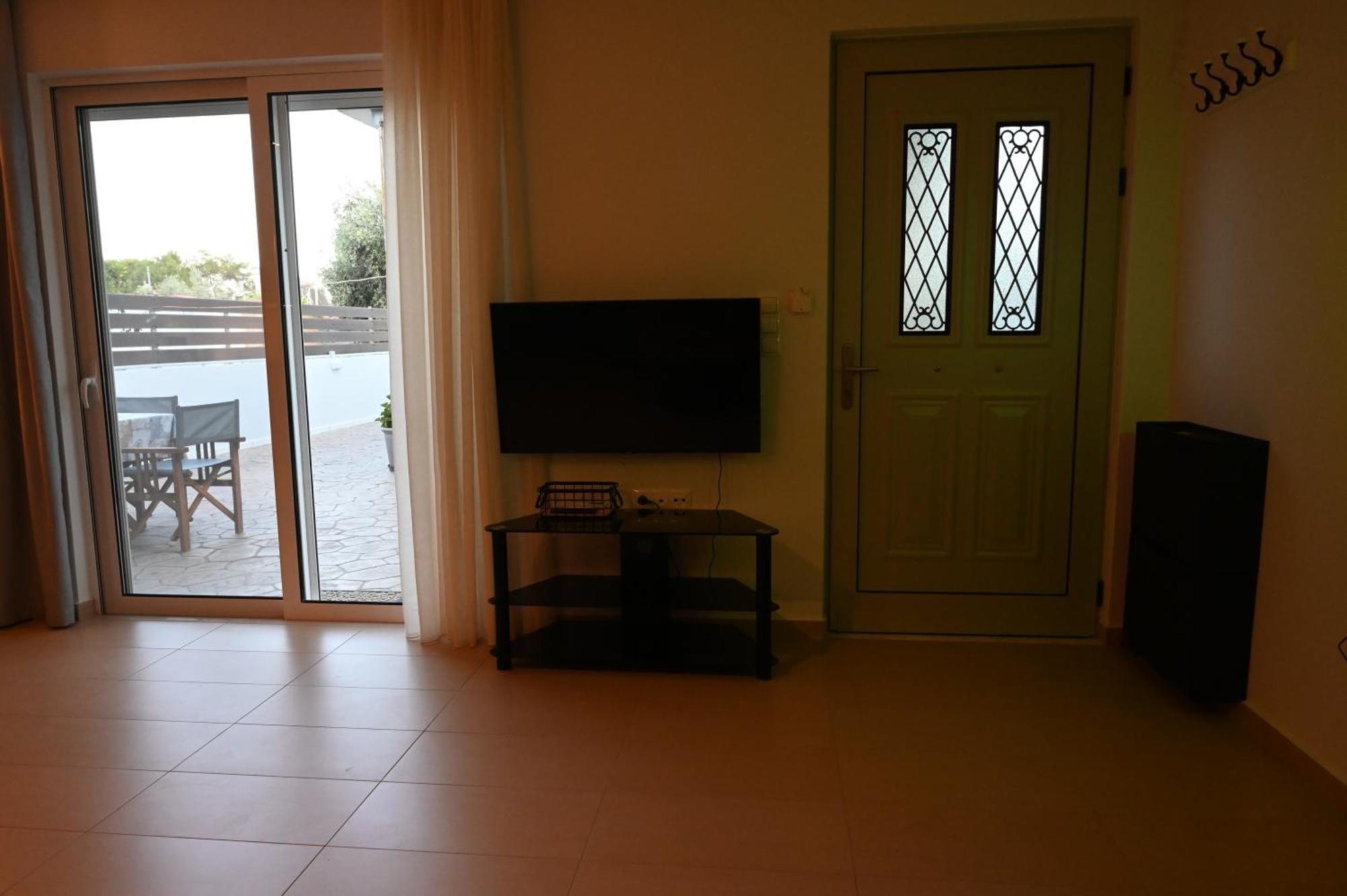 Evita'S Guesthouse Agia Marina Mikrolimanou Екстериор снимка